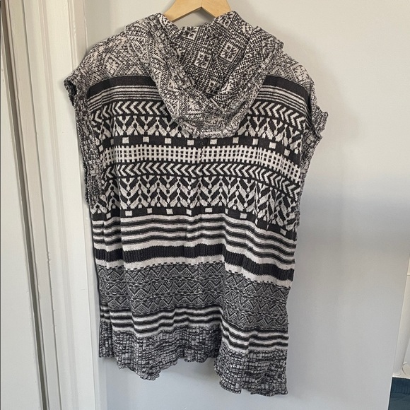 Wild Pearl Monochrome Knit Vest - Picture 7 of 7